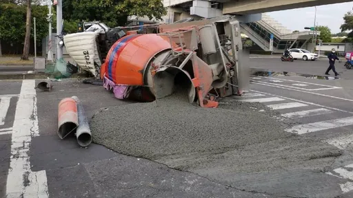 高雄水泥預拌車路口轉彎翻覆　駕駛左胸骨折送醫