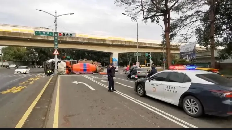 警方在車禍現場疏導交通。讀者提供