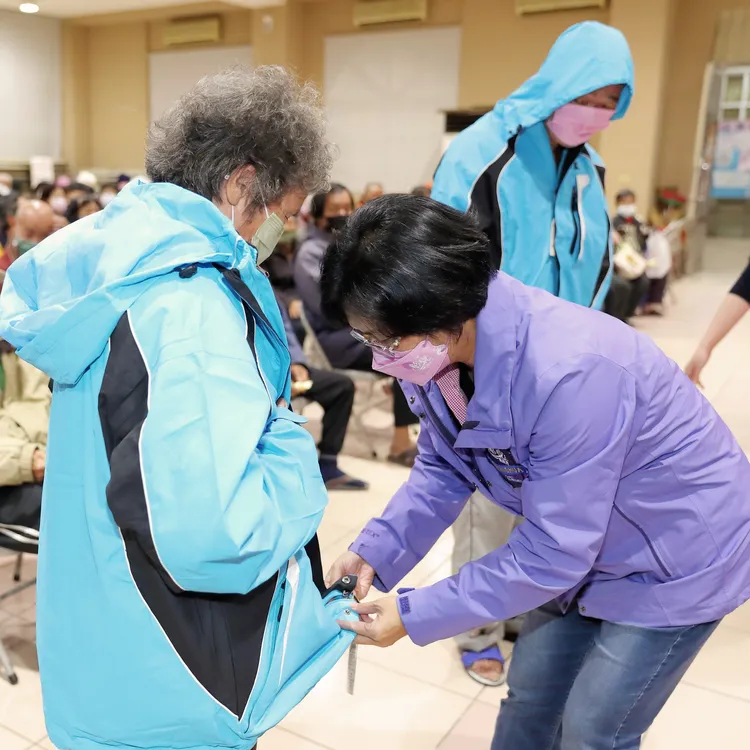 彰化縣長王惠美關懷長者衣物保暖。彰縣府提供