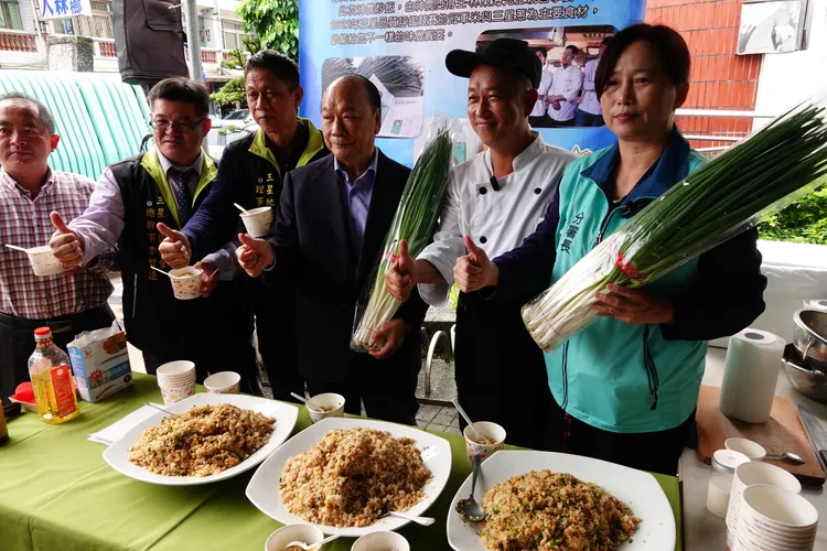 林東海（右二）以自己栽種的高品質三星蔥結合當地生產的醬油，以三星米製作香味四溢的蛋炒飯，獲得眾人讚賞。林泊志攝