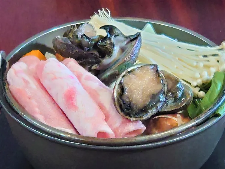 極東漁村馬崗靠海生活的貢寮鮑火鍋。漁業處提供