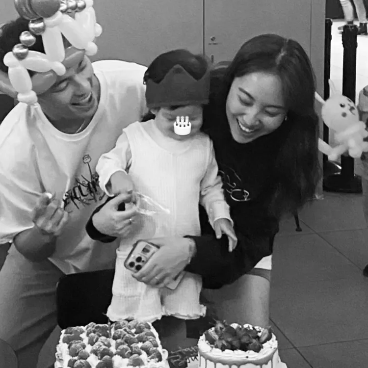 楊祐寧（左起）為了保護女兒，鮮少公開曬女兒正臉照。翻攝楊祐寧臉書