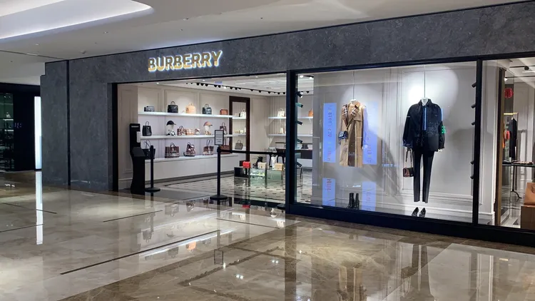 漢神百貨今起至12/11連續四天推「雙12購物節」，BURBERRY等多家國際精品，享消費每滿2萬送1000元商品券優惠。吳慧芬攝