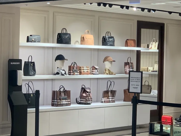 漢神百貨今起至12/11連續四天推「雙12購物節」，BURBERRY等多家國際精品，享消費每滿2萬送1000元商品券優惠。吳慧芬攝