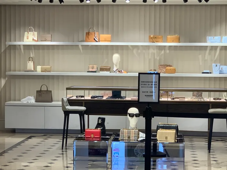 漢神百貨今起至12/11連續四天推「雙12購物節」，BURBERRY等多家國際精品，享消費每滿2萬送1000元商品券優惠。吳慧芬攝