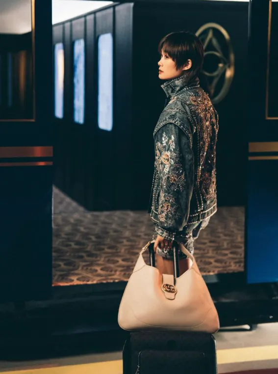 中國歌手李宇春拎著中型Gucci Aphrodie手袋，為整身造型更添俐落率性。品牌提供