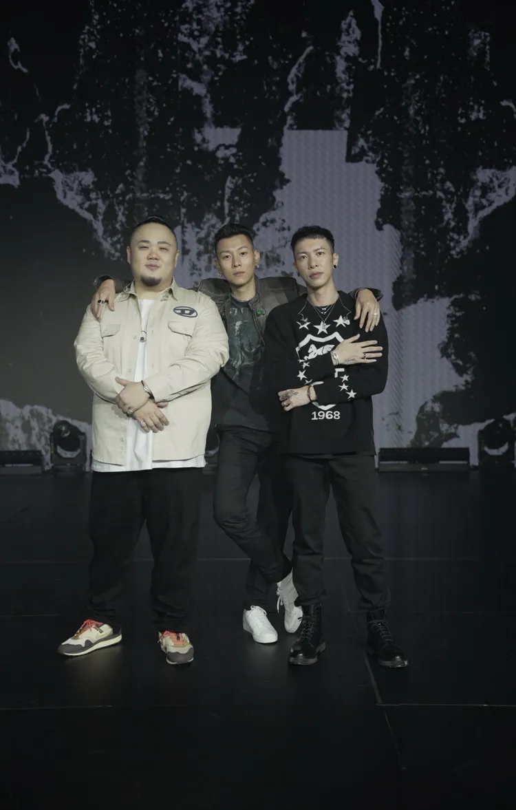 大淵（左起）、瘦子與小春日前在世足冠軍賽轉播中場開唱。品牌提供