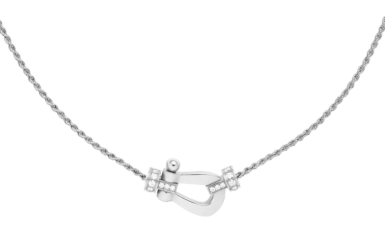 小春选配的Force 10 18K白金镶钻项链，12万300元。品牌提供