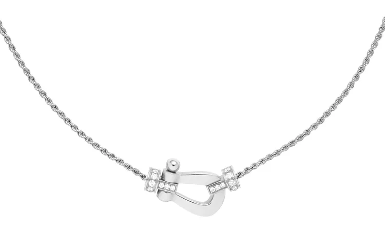 小春選配的Force 10 18K白金鑲鑽項鍊，12萬300元。品牌提供