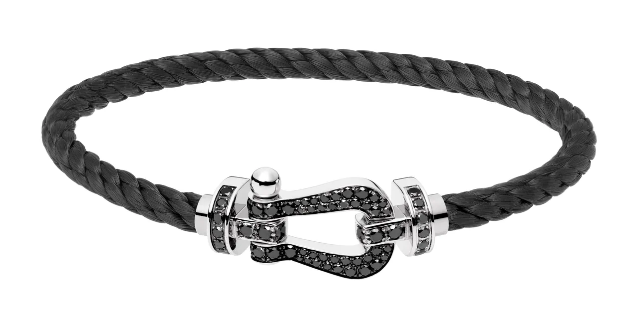 小春搭配的Force 10黑钻手链，23万2800元。品牌提供