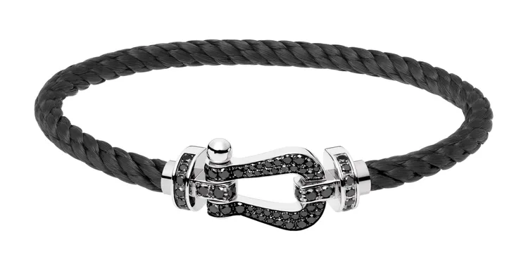 小春搭配的Force 10黑鑽手鍊，23萬2800元。品牌提供