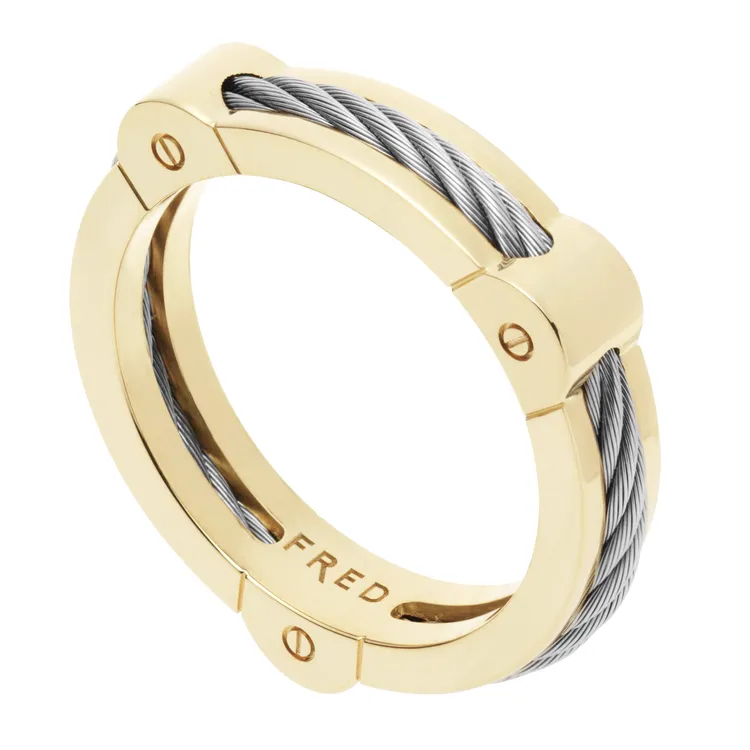 大淵搭配的Force 10 Winch 18K金撘精鋼單環戒指，7萬8900元。品牌提供