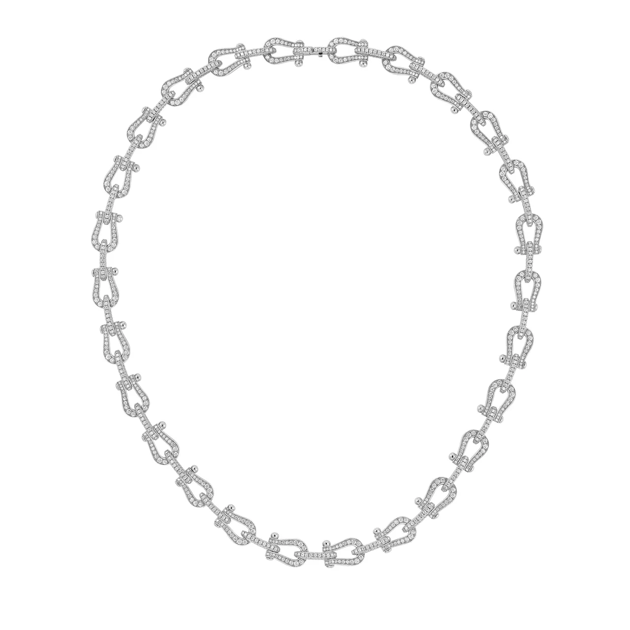 瘦子佩戴的FRED Force 10高级珠宝Multibuckle 18K白金镶钻项链，183万900元。品牌提供