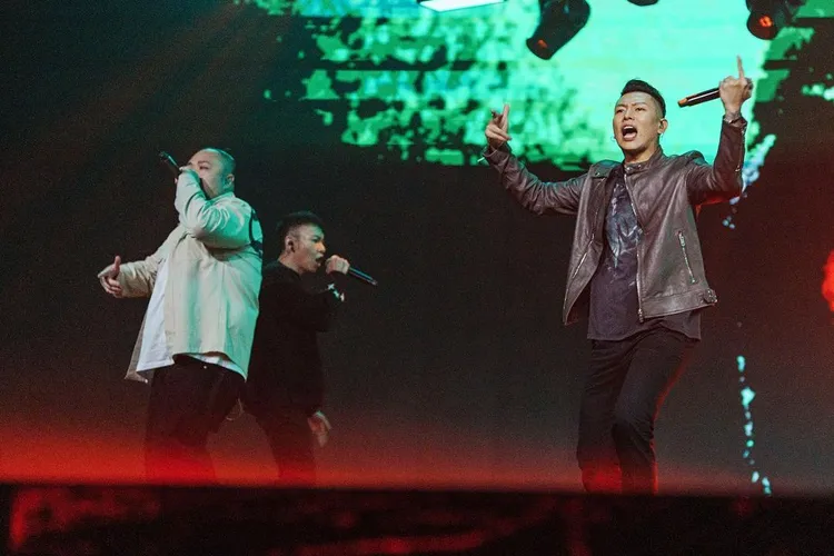 大淵（左）在世足賽冠軍戰賽前寫下「足球可以致富，也可以讓人脫褲！」，賽事中又回文「血流成河」、「脱褲嘍~」，讓人好奇他下注狀況。翻攝muta 116 IG