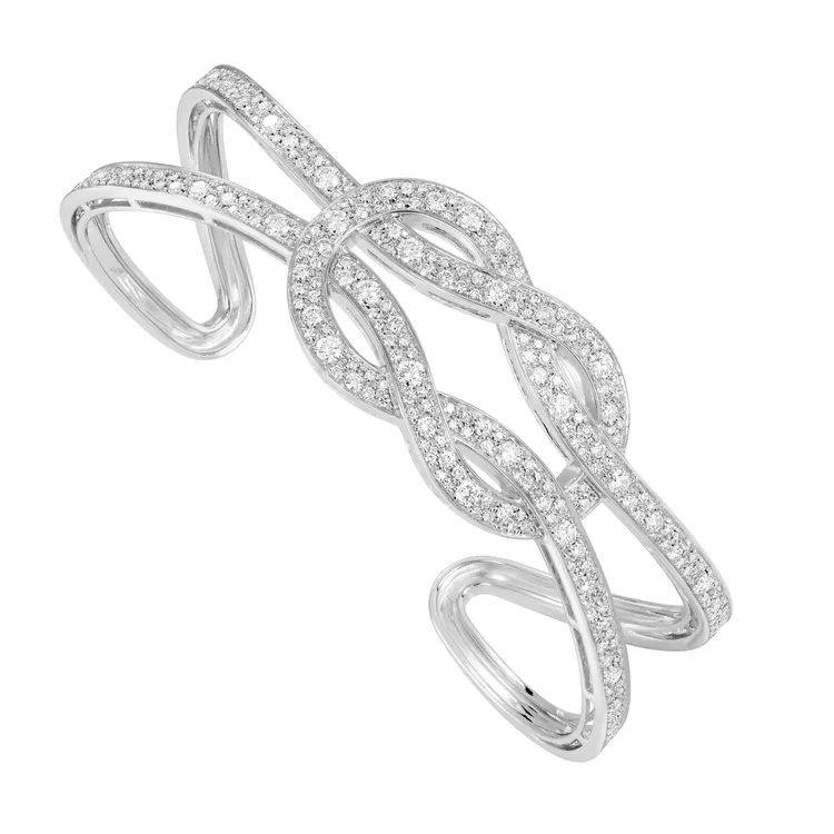 小春腕上選擇的Chance Infinie Celebration高級珠寶系列18K白金鑽石手環，64萬5700元。品牌提供