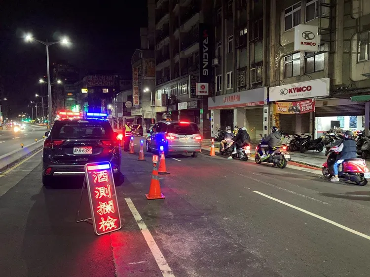 警方針對熱點進行路檢。翻攝畫面