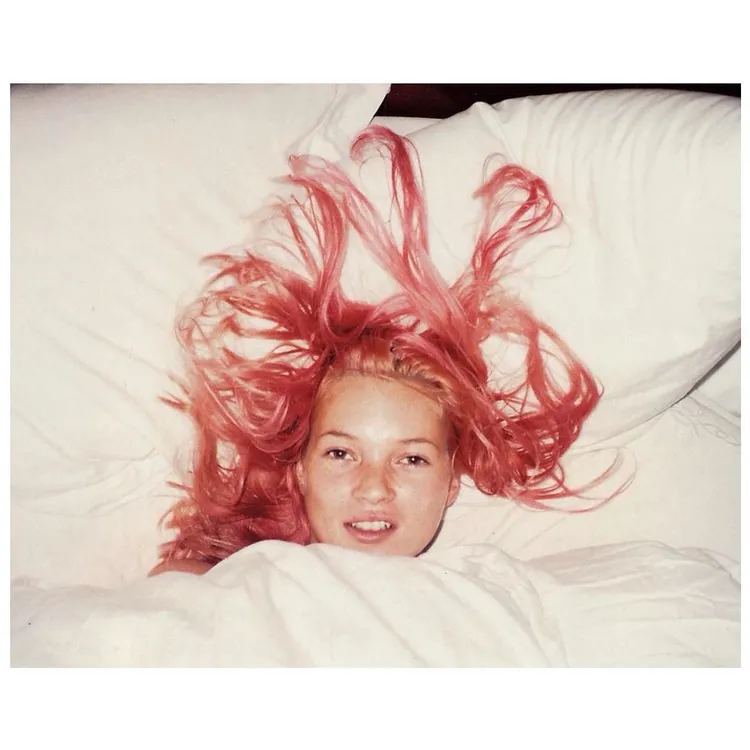 知名攝影師Juergen Teller鏡頭下留著粉色長髮的凱特摩絲，已成為經典的時尚影像。翻攝katemossagency IG