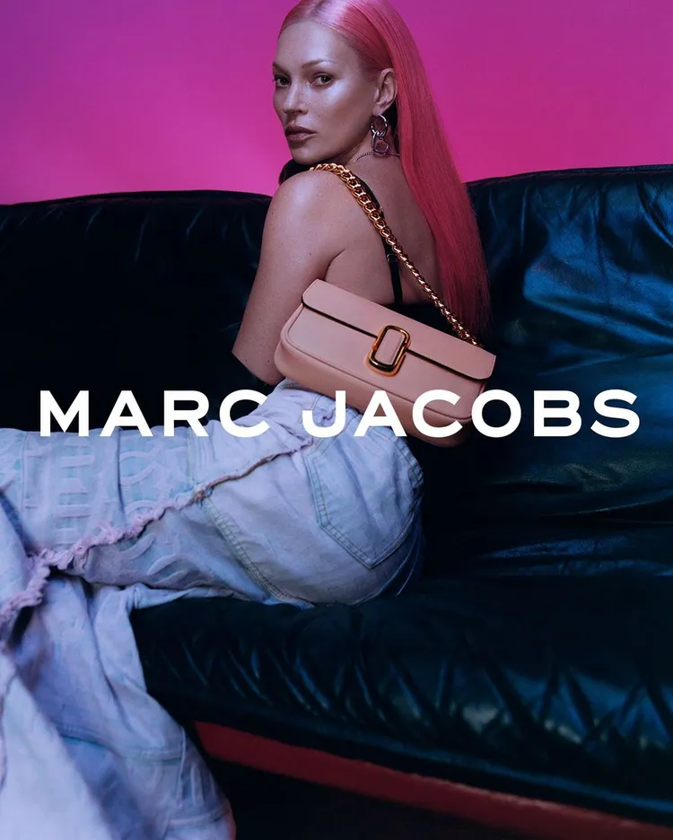 凱特摩絲在MARC JACOBS 2023早春形象廣告中頂著一頭粉色長髮，性感風韻及身形狀態，完全不輸20多歲的青春少女。翻攝marcjacobs IG