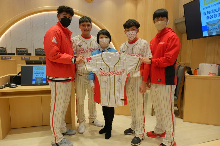 味全龍球員郭天信（右二）、劉基鴻（左二）、曹祐齊（左）、趙璟榮（右），與士林地方法院院長彭幸鳴（中）合照。士林地院提供