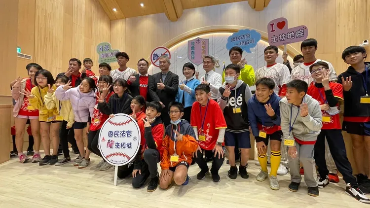 國民法官新制即將上路，士林地方法院今天舉辦「逗陣繞法院」活動。士林地院提供