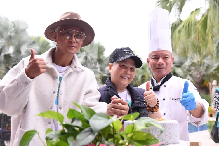 羅志祥與媽媽一同現身。花蓮縣府提供