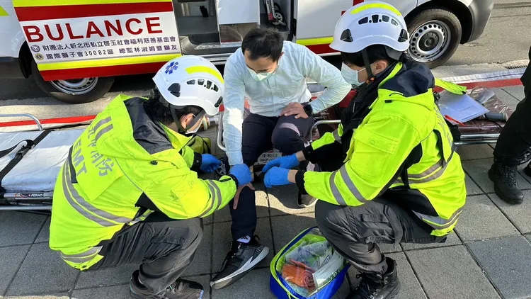 救護人員演練傷患搶救。新北市消防局提供