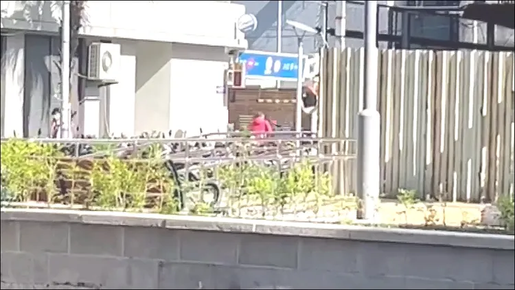 警方發現范男取款前，身邊還跟著鍾男監看。警方提供