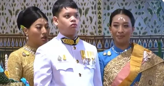 17歲的提幫功(中)是泰王目前唯一合法承認的兒子。翻攝推特