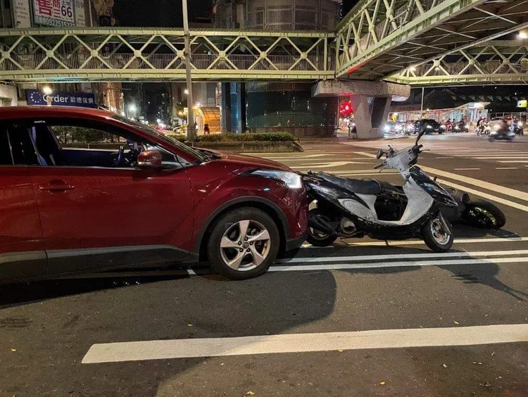 郭男將停等紅燈的騎士撞倒。翻攝畫面