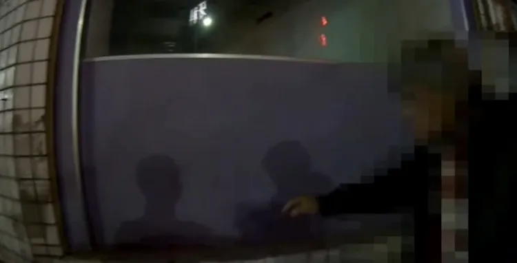 醉漢勉強站起身卻搖搖幌幌。警方提供