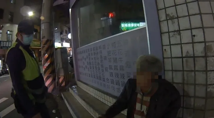 男子酒醒後在路旁休息。警方提供