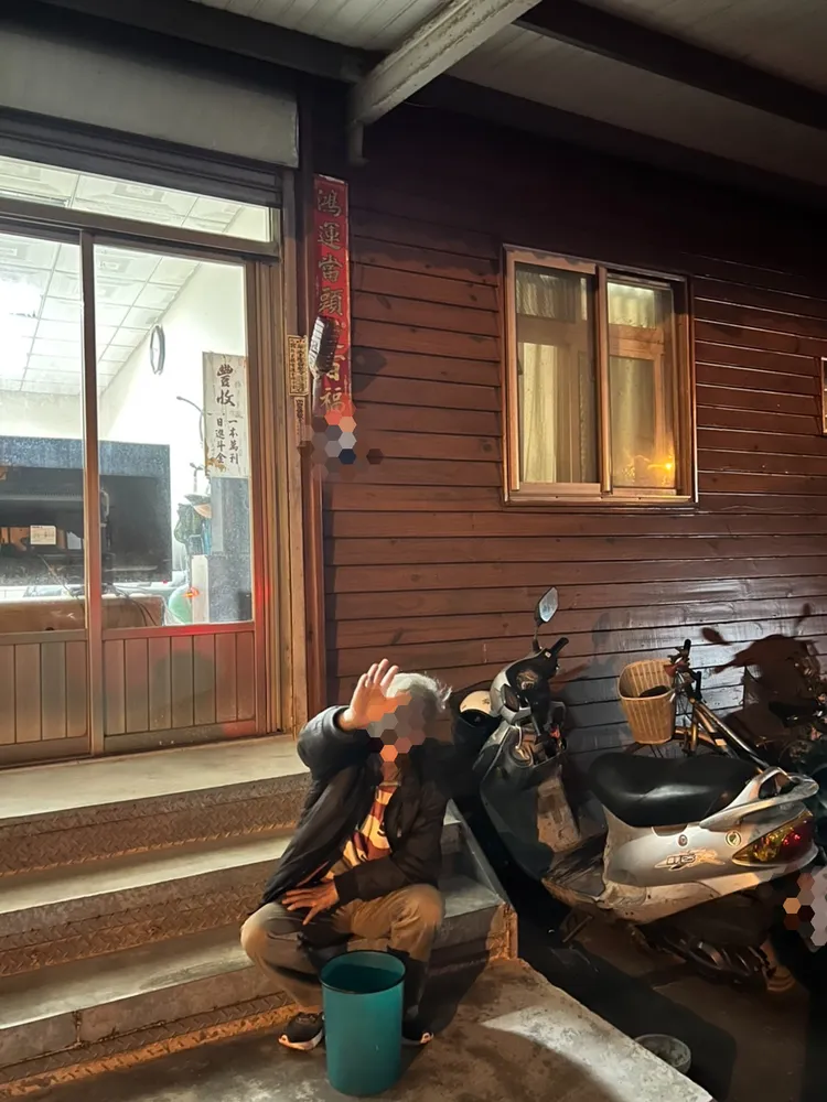 員警護送男子返回住處。警方提供