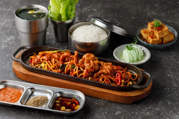 八色烤肉mini首度開賣跟韓國 「豆火콩불」聯名的「豆芽炒豬肉」套餐。業者提供