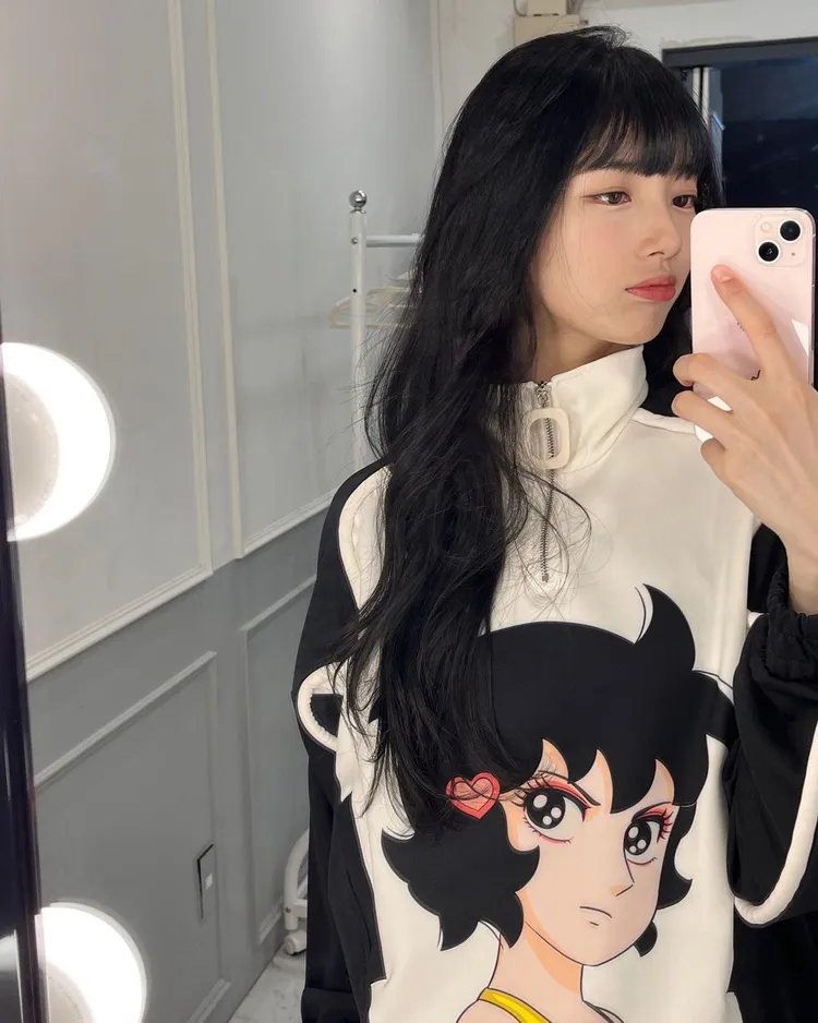 秀智的印花高領衫十分符合她「國民初戀」封號的清新感，自拍時模仿漫畫圖騰擺出的嘟嘴表情，更是萌翻一票網友。翻攝skuukzky IG