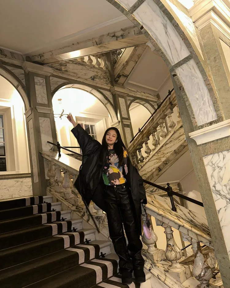 Jennie為搶眼的印花上衣搭配了帥勁十足的全黑褲裝及大衣，營造出帶有街頭感的獨特態度。翻攝jennierubyjane IG