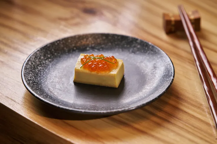 慕谷慕魚x城前旬之三盛前菜-蟹黃豆腐左鮭魚子。業者提供