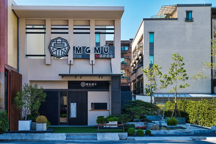 將花蓮知名打卡點慕谷慕魚翡翠谷搬到台南安平的台南頂級鍋物「慕谷慕魚」，打造舒適高級的用餐氛圍。業者提供