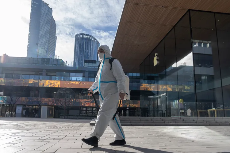 北京街頭15日仍可見「大白」工作的身影。美聯社