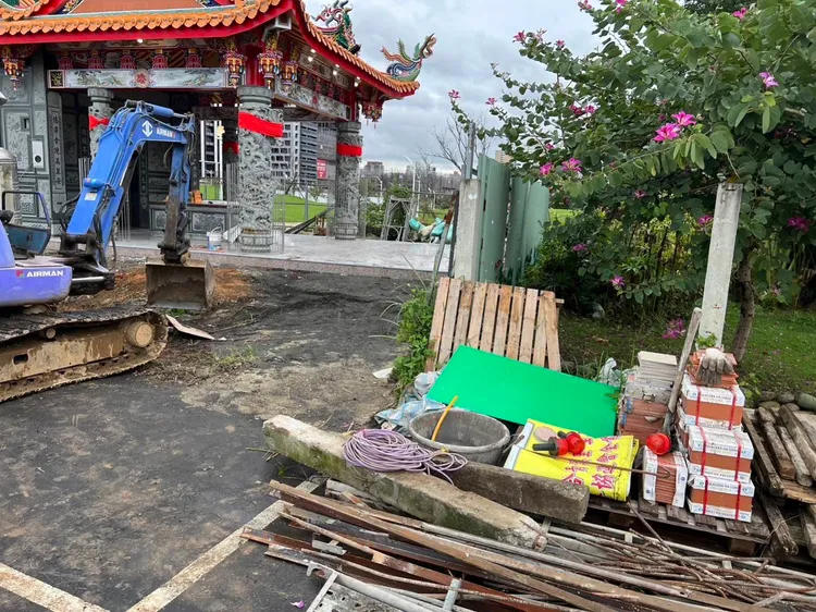 新建中的土地公廟。警方提供