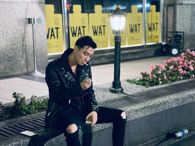 王子首次挑戰黑道角色。喜鵲娛樂提供