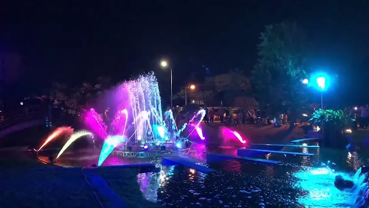 鹿港溪水舞秀炫麗燈光秀照亮古城夜空。孫英哲攝