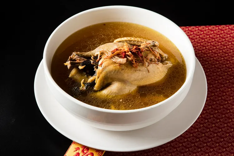 黃金蟲草燉全雞。業者提供