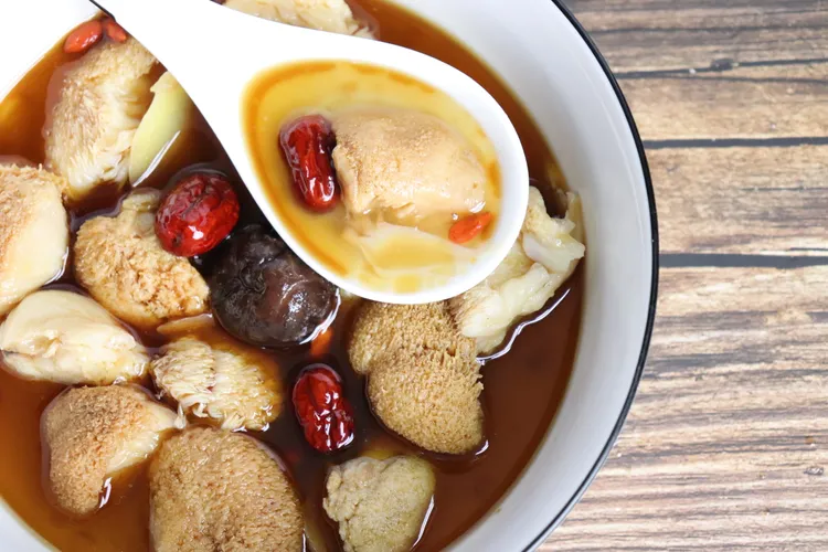 預訂「喜臨海陸珍味宴」內容包含人參烏骨雞或元氣蟲草黃金雞2選1。業者提供