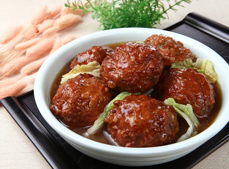 經典手路菜獅子頭。業者提供