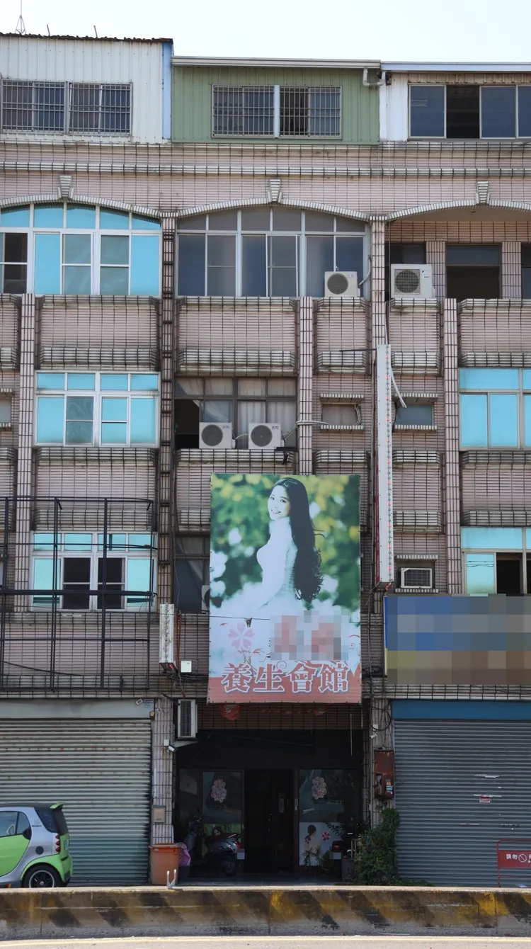 警方今年7月在這間藏身在省道旁透天厝的養生會館，查獲杜姓女子與男客性交易。侯昌騰攝
