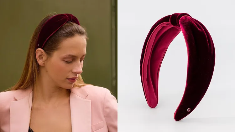 莉莉柯林斯在《艾蜜莉》中選戴的髮箍，出自法國精品髮飾品牌亞歷山卓；經典絲絨寬版髮箍，8300元。品牌提供