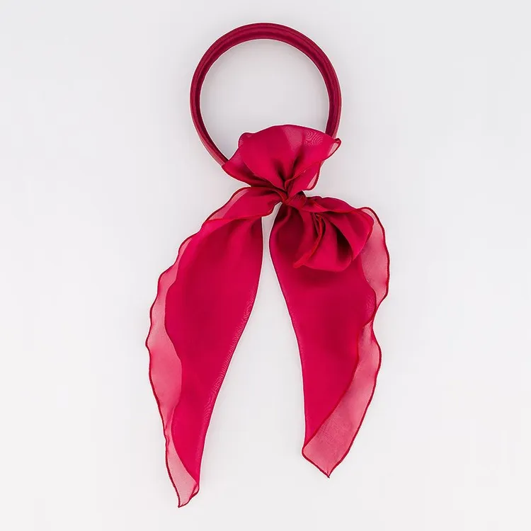 絲巾綁帶小羊皮髮箍，7600元。品牌提供