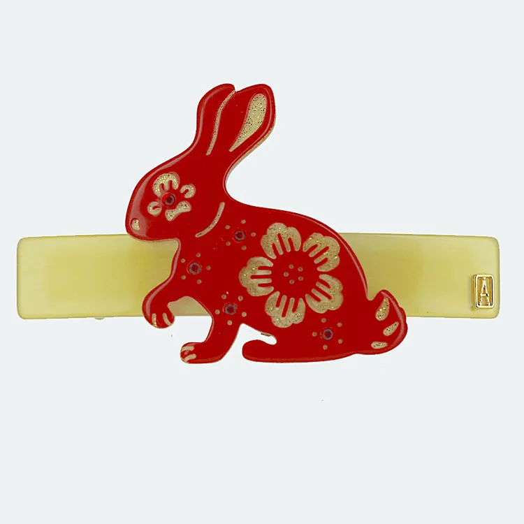 迎春玉兔仕女夾，3600元。品牌提供