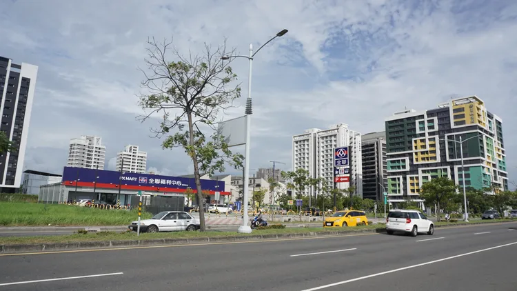 重劃區土地不斷拉高地價，建商取得成本高漲，並轉嫁到房價，變成拉高房價主因。葉家銘攝