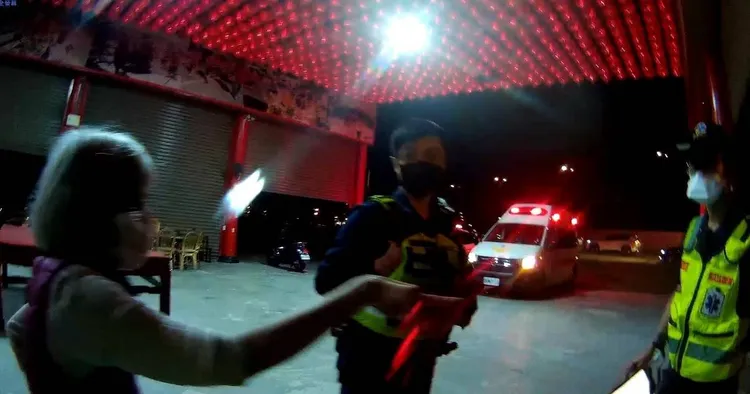 員警以警車開道護送婦人駕車下匝道，就近至一間宮廟如廁及休息。讀者提供